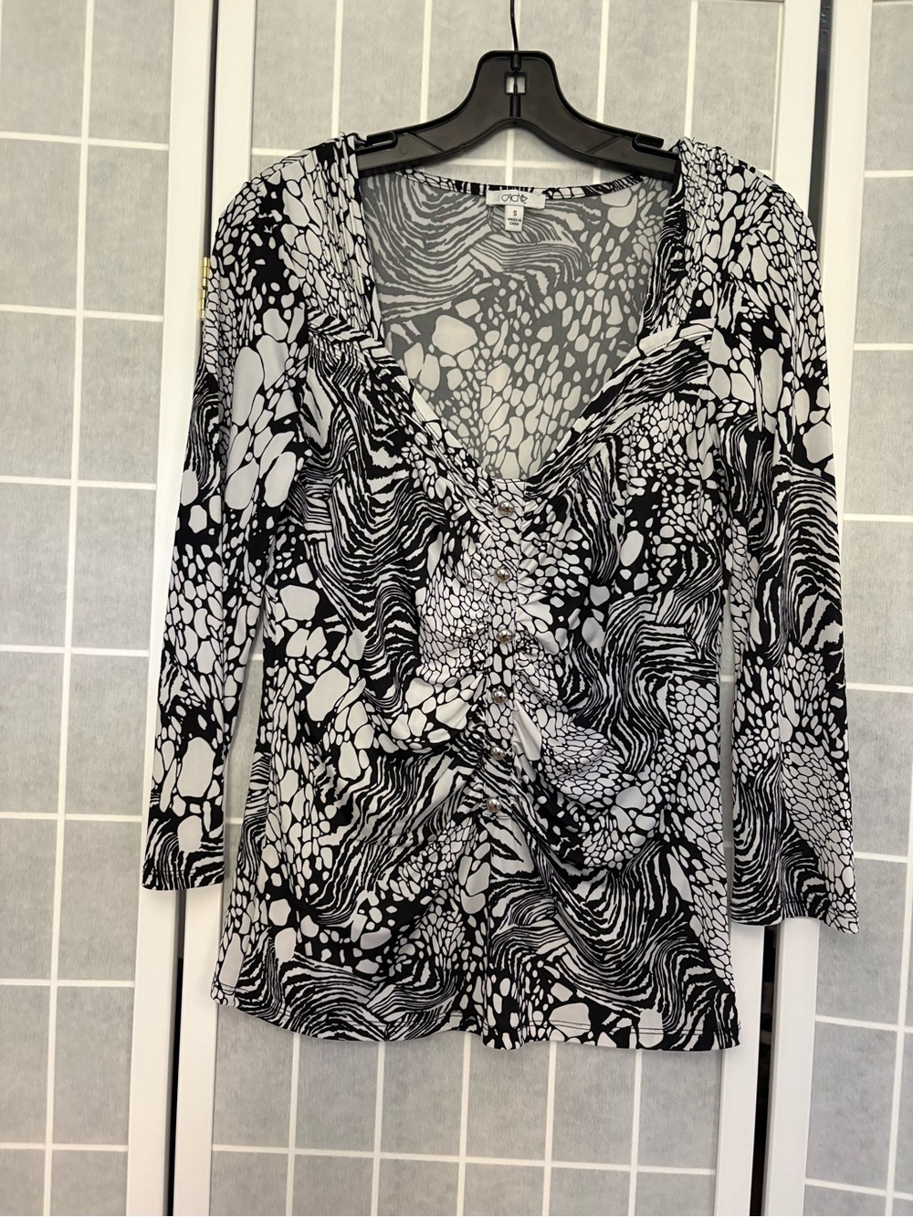 Cache Black & White Abstract Print V-Neck Long Sleeve Top